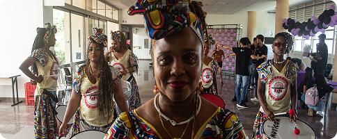 Mulheres em trajes típicos baianos durante uma apresentação cultural no evento