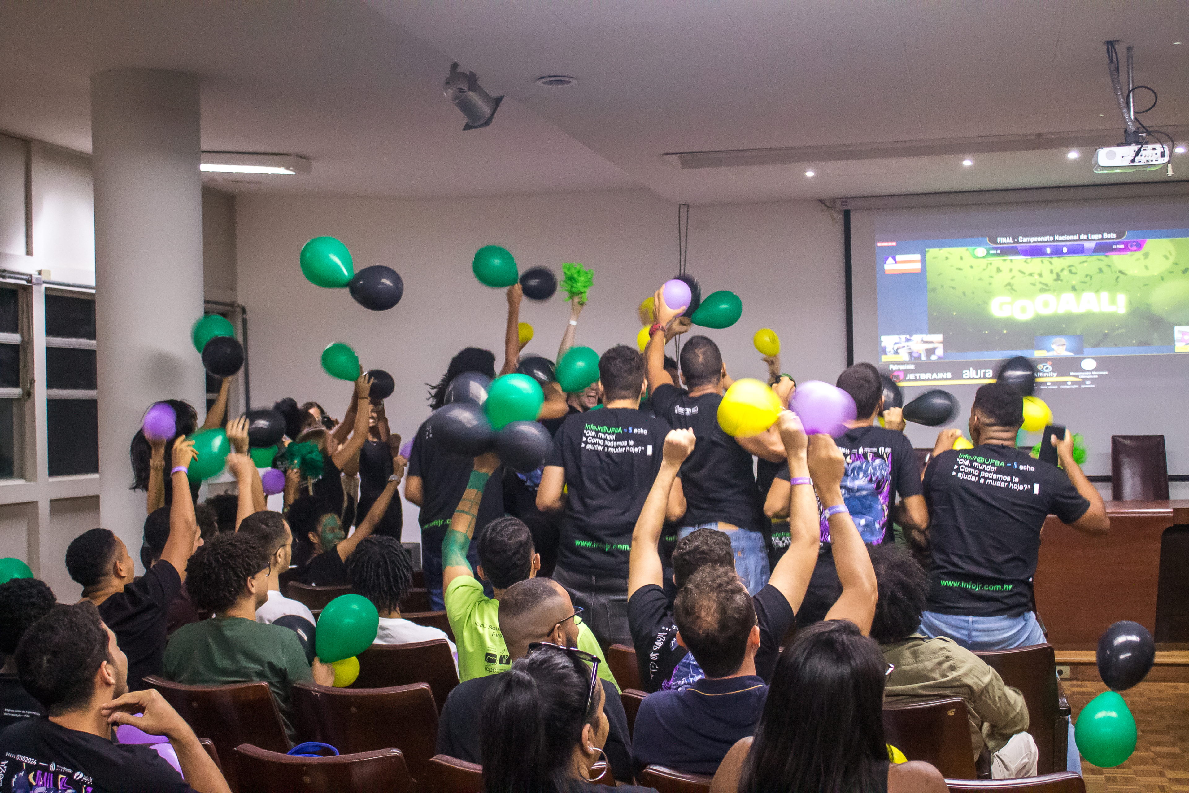 Foto do grupo de membros da infoJr torcendo para a vitória da mesma no campeonato LugoBots